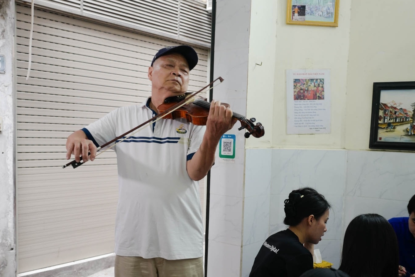 Vua an oc vua nghe ong chu quan keo violin o Ha Noi hinh anh