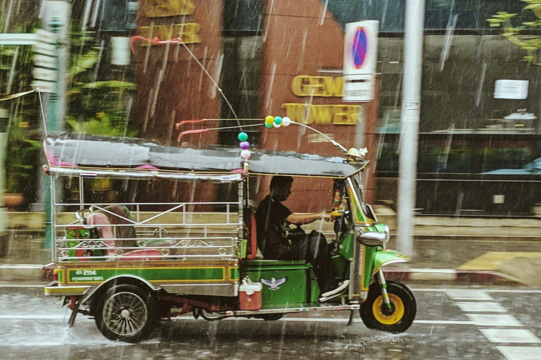 Toan canh khon kho cua du lich Thai Lan hinh anh