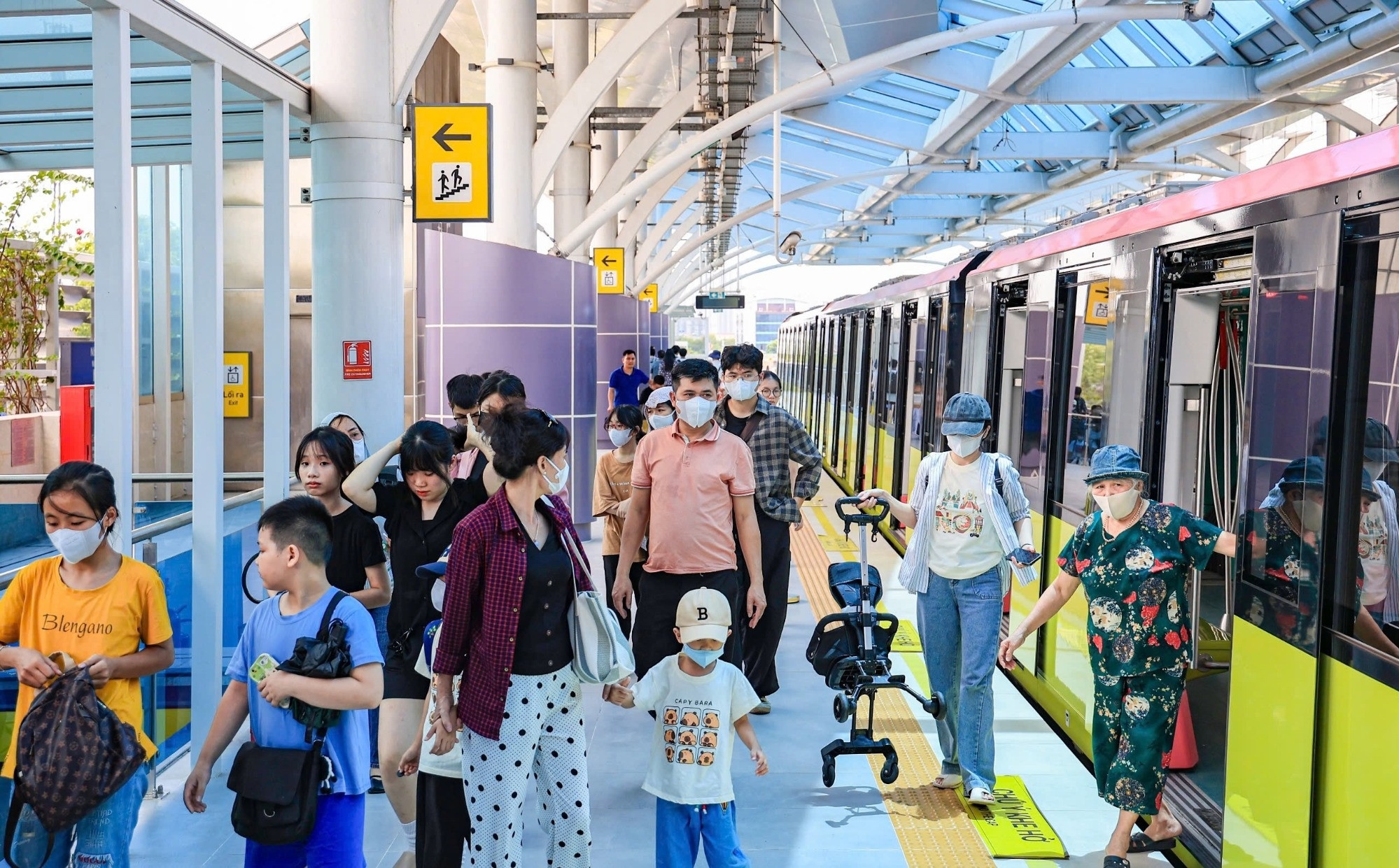metro Ha Noi e khach anh 2