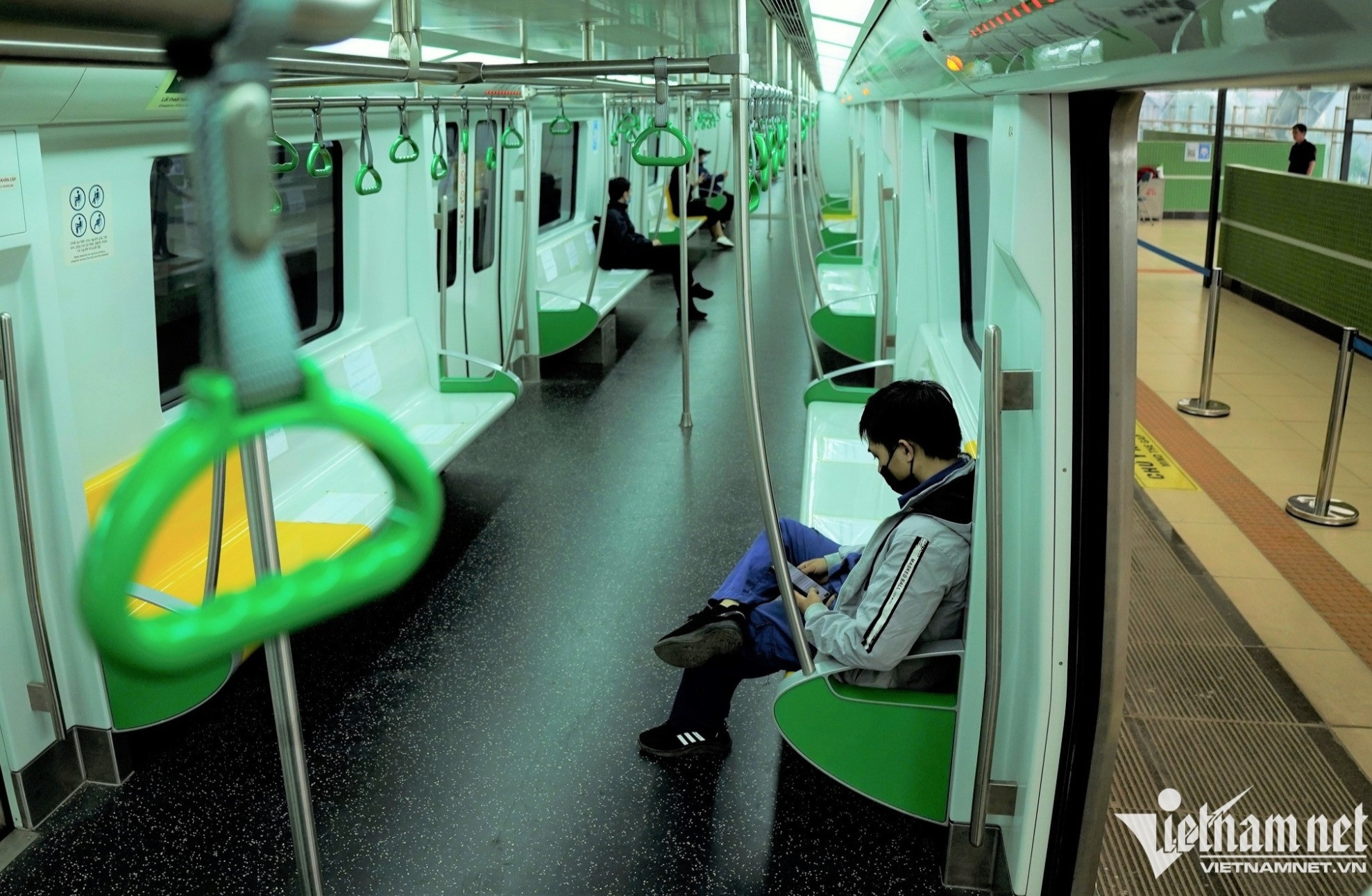 metro Ha Noi e khach anh 1