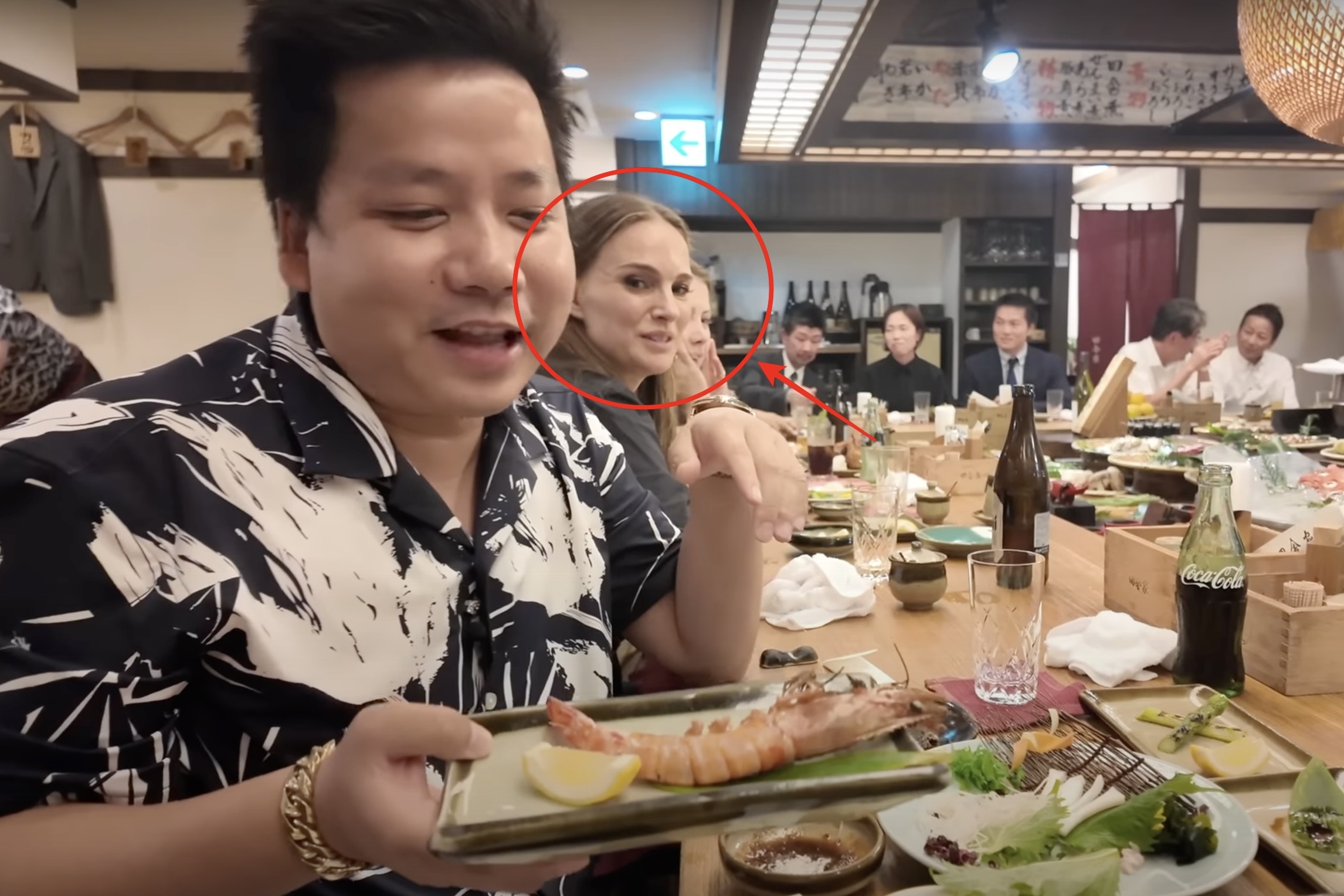 Bao ngoai viet ve Khoa Pug sau canh 'chung mam' sao Hollywood hinh anh