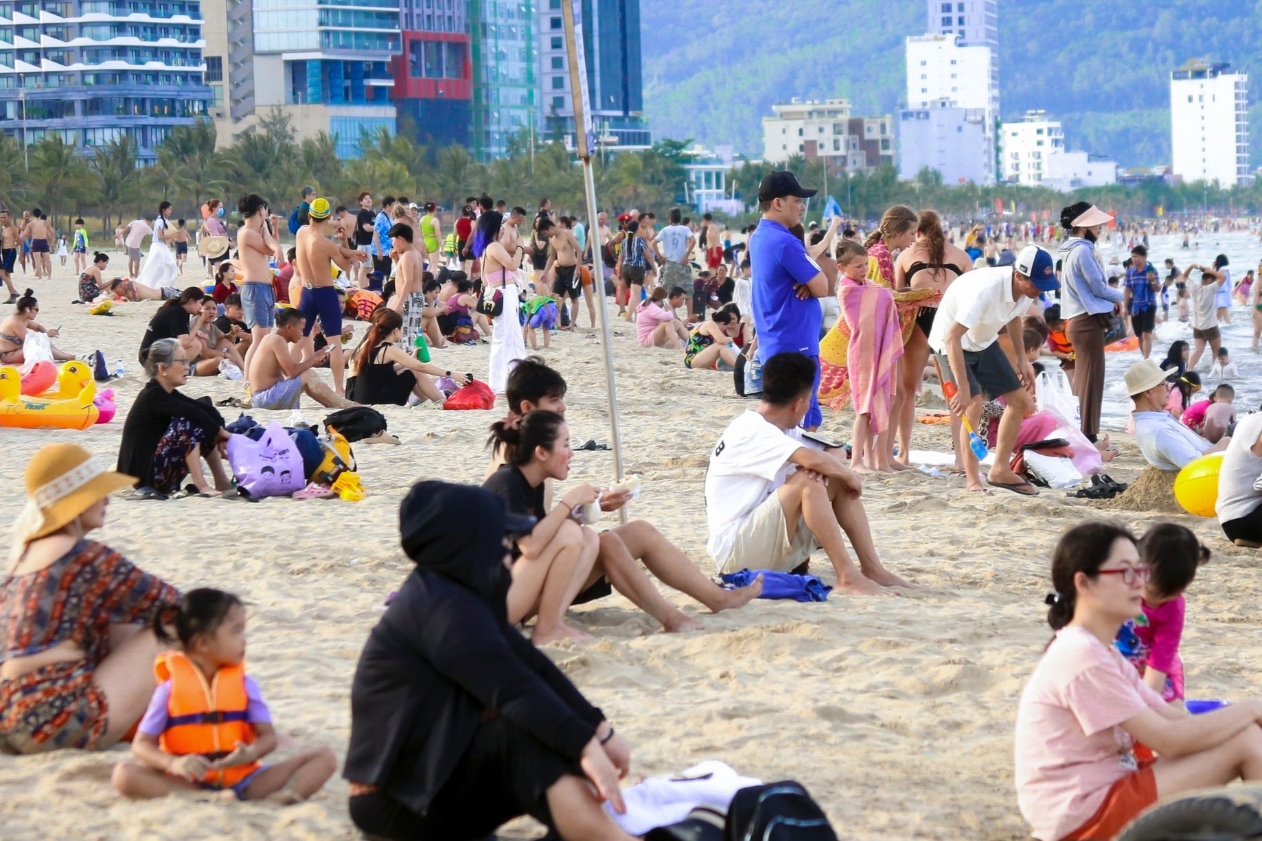 Nghin nguoi keo nhau tam bien giai nhiet o Da Nang hinh anh