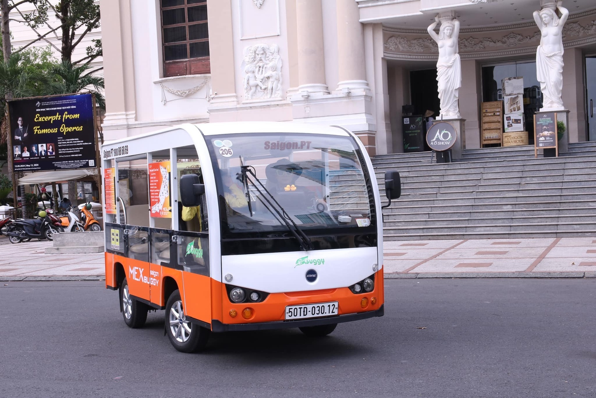 Tam ngung xe dien du lich o khu trung tam TP.HCM tu 1/7 hinh anh