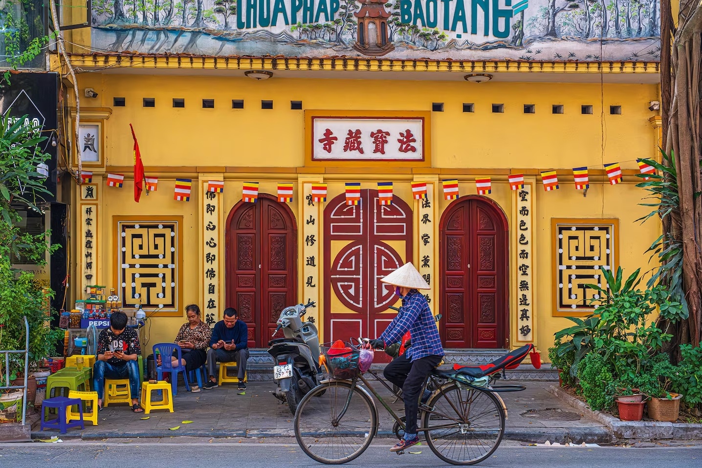 Bao Tay so sanh du lich Ha Noi va TP.HCM hinh anh