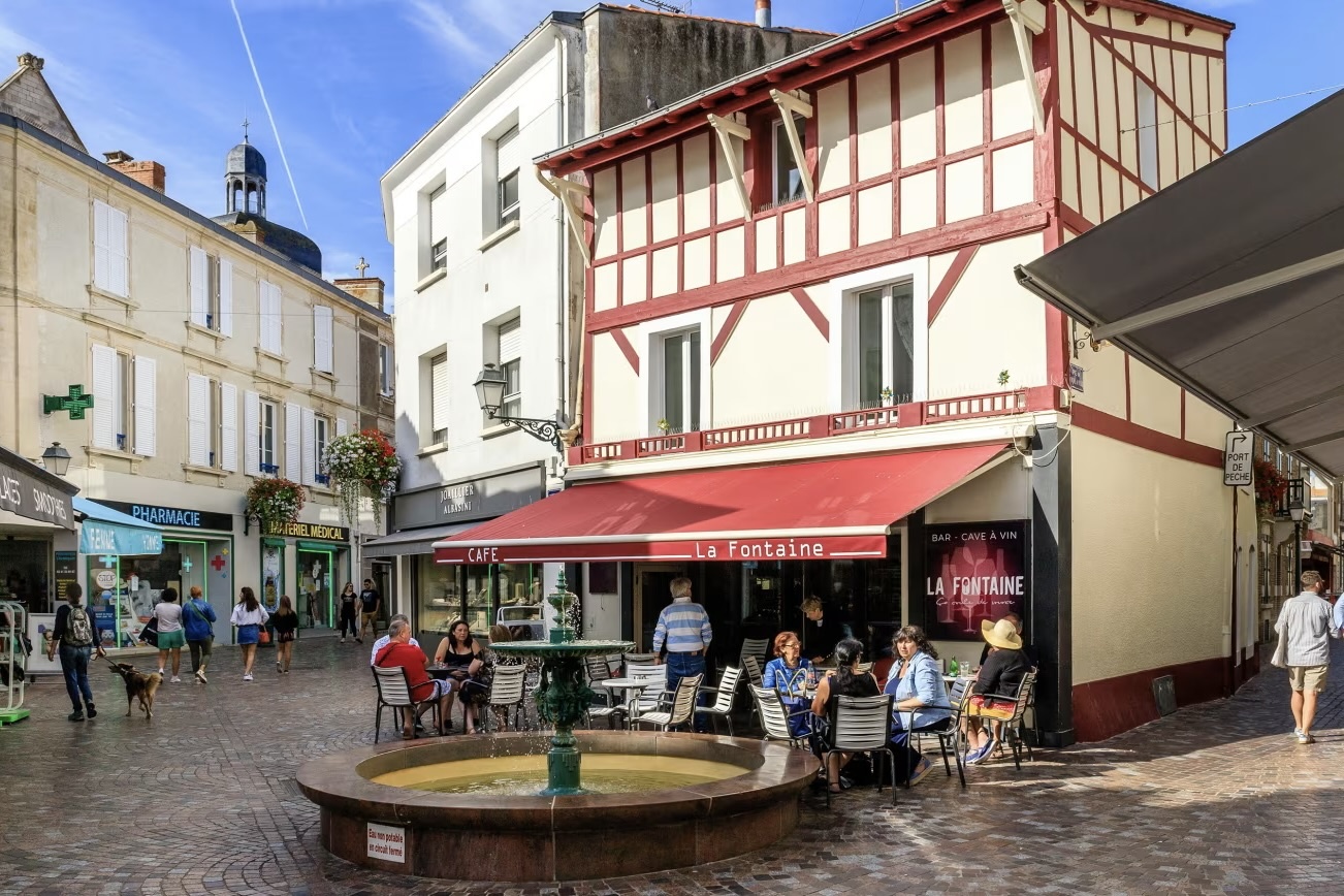 Cam khach de nguc tran, mac ho henh ngoai bai bien o Phap hinh anh