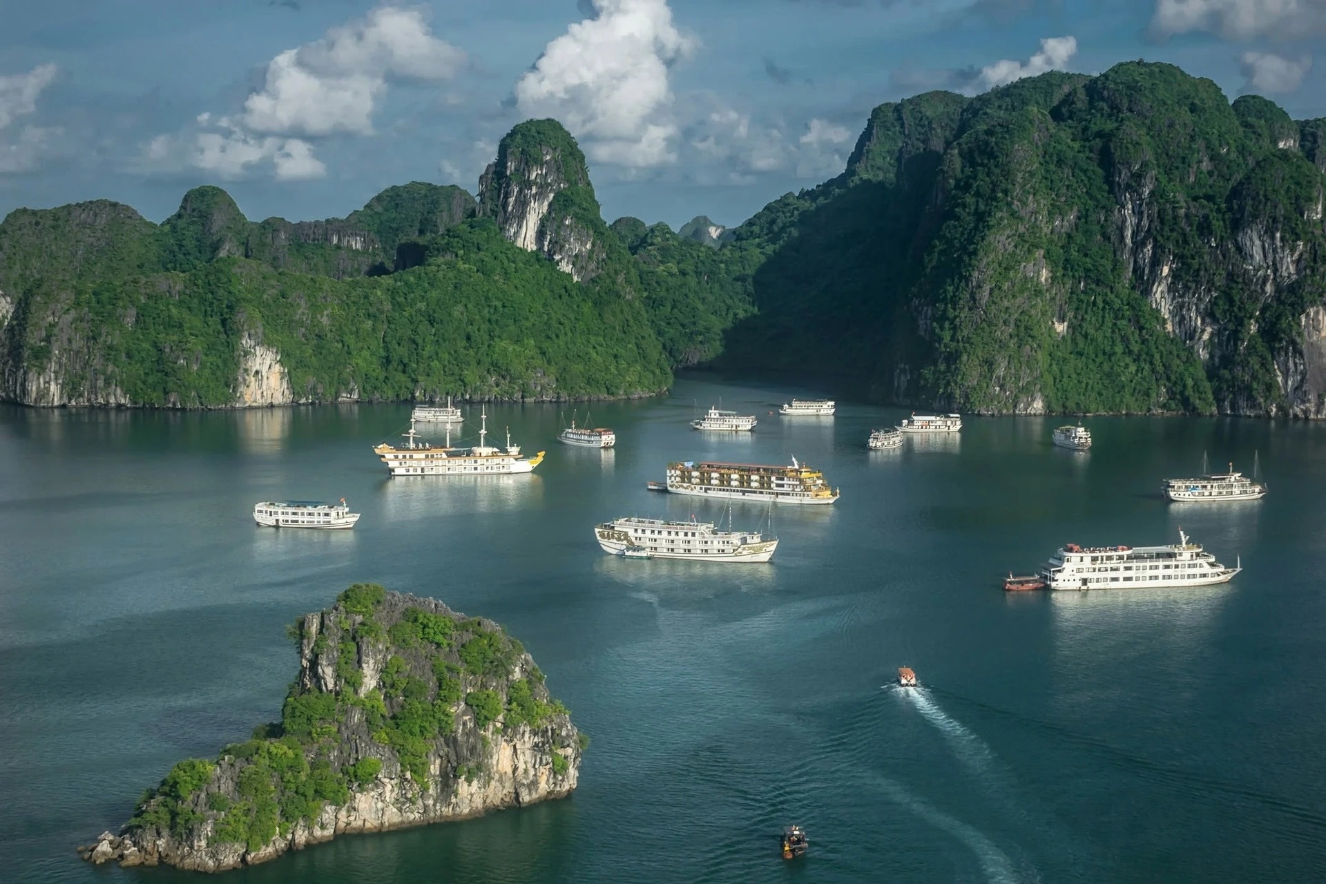 Tuan tra 24/24h tren vinh Ha Long sau vu lat tau du lich hinh anh