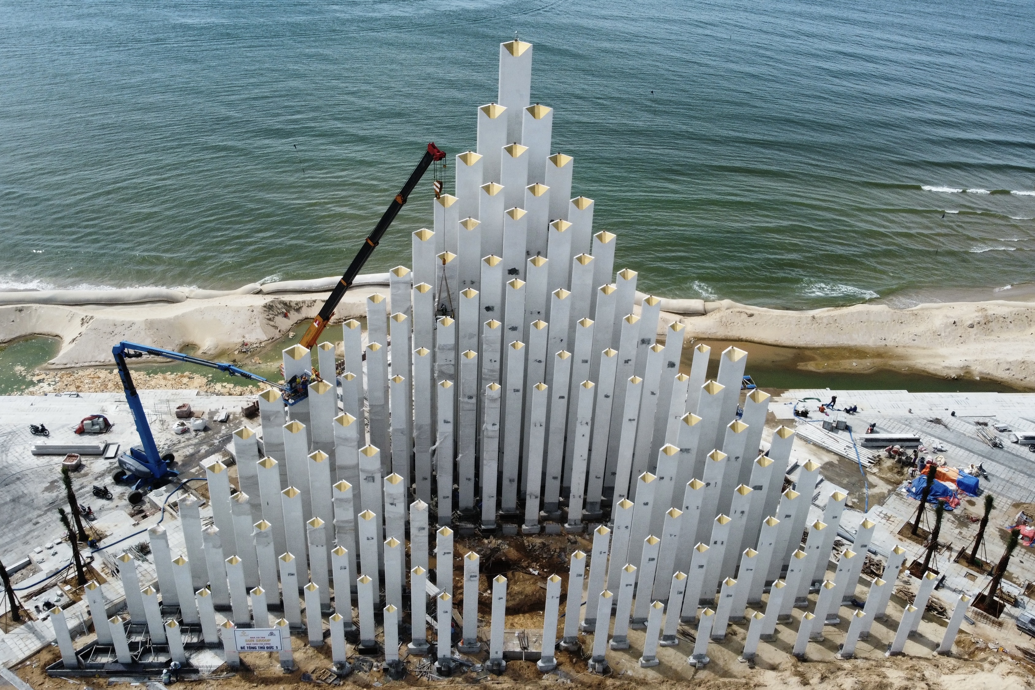 Toan canh thap Tam Thang o TP.HCM truoc them khanh thanh hinh anh