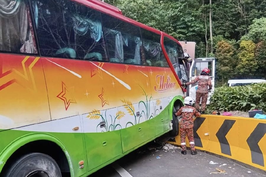 Xe cho doan 20 khach Viet gap tai nan o Malaysia hinh anh