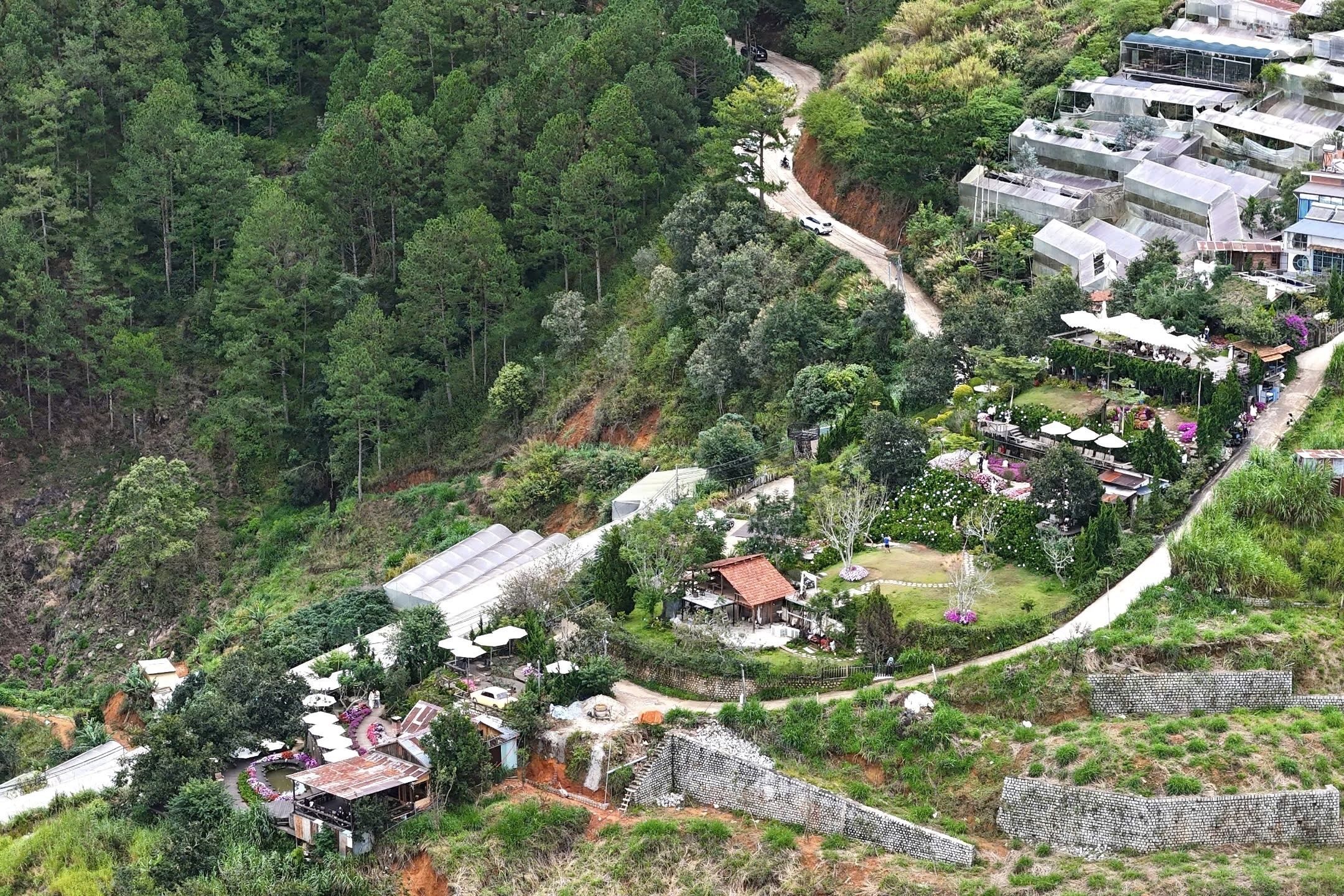 Nhung quan ca phe chenh venh mua mua, sat lo rinh rap o Da Lat hinh anh