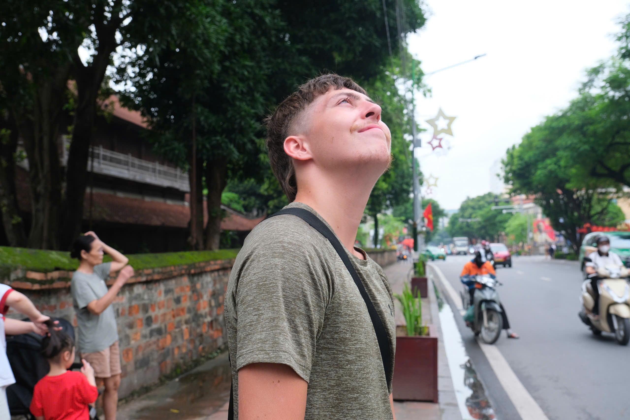 Khach Tay bat ngo voi man trinh dien truc thang tren bau troi Ha Noi hinh anh