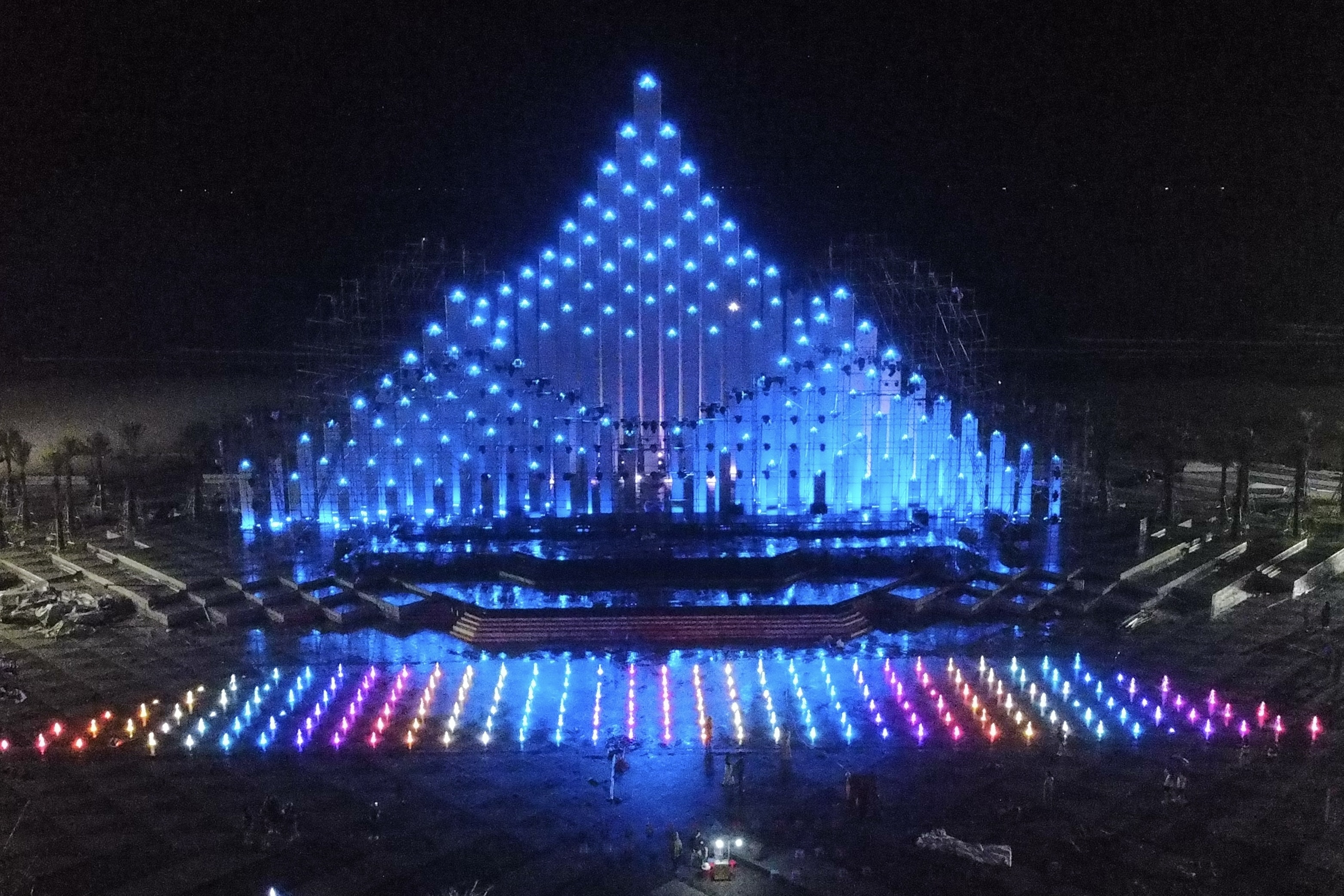 143 tru cot thap Tam Thang o TP.HCM len den, gan nhu hoan thien hinh anh