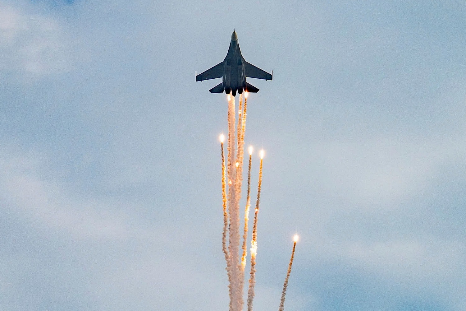 Truc thang, tiem kich khoe suc manh tren bau troi Ha Noi hinh anh