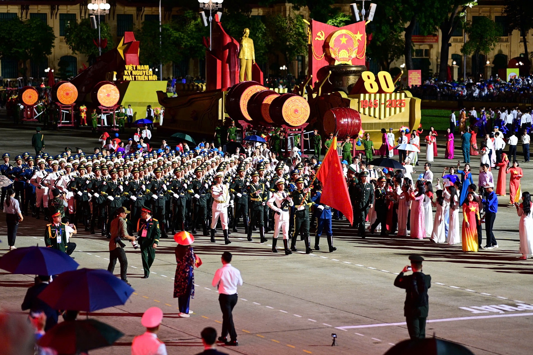 Khung canh ruc ro ben trong Quang truong Ba Dinh hinh anh