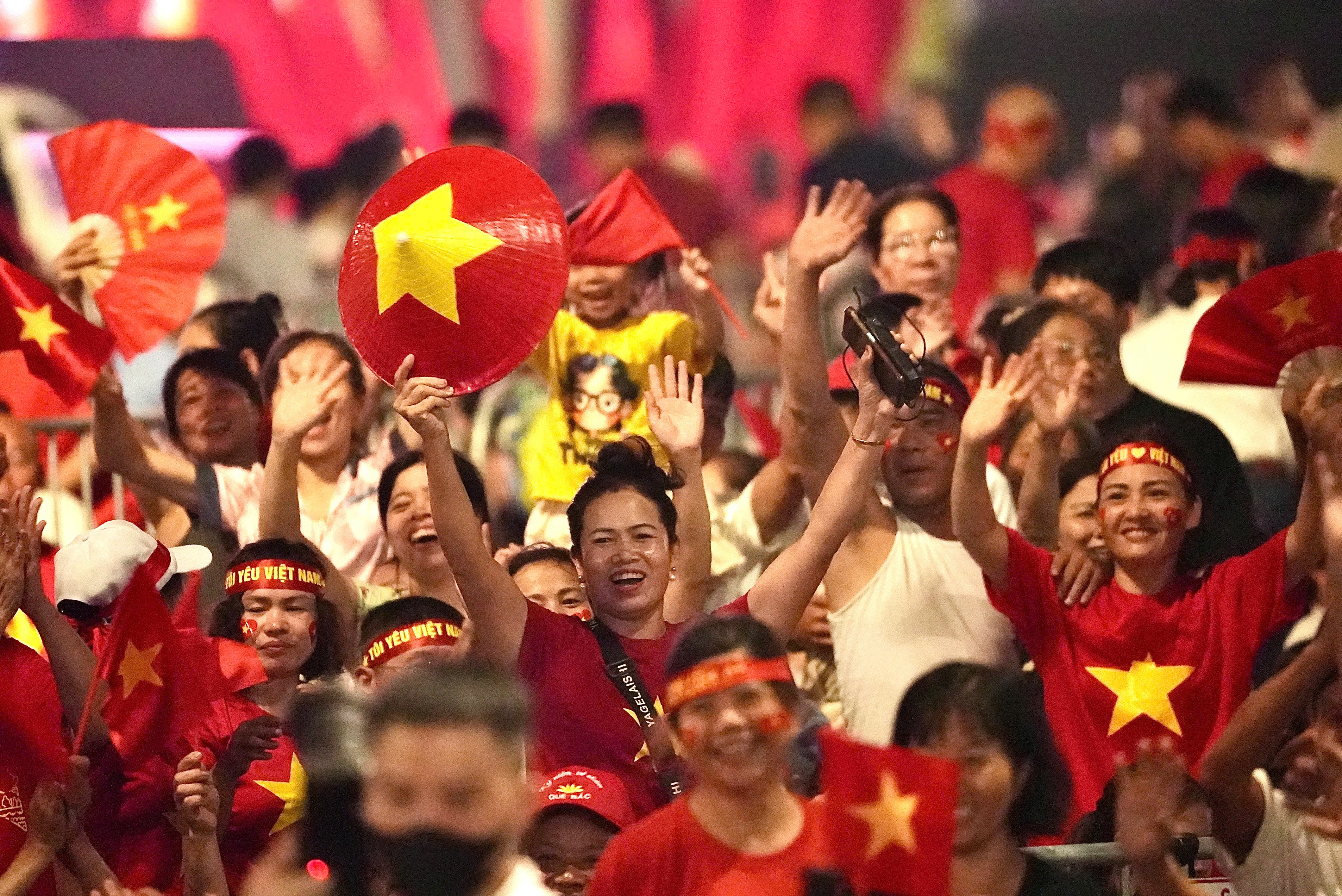 'Bien nguoi' nhuom do pho phuong Ha Noi cho xem dieu binh 2/9 hinh anh