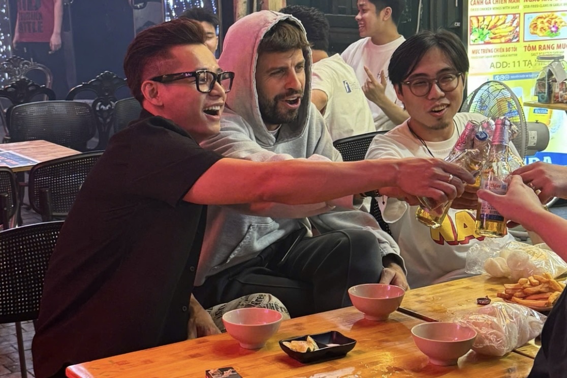 Gerard Pique uong bia, an nem chua ran o Ha Noi hinh anh
