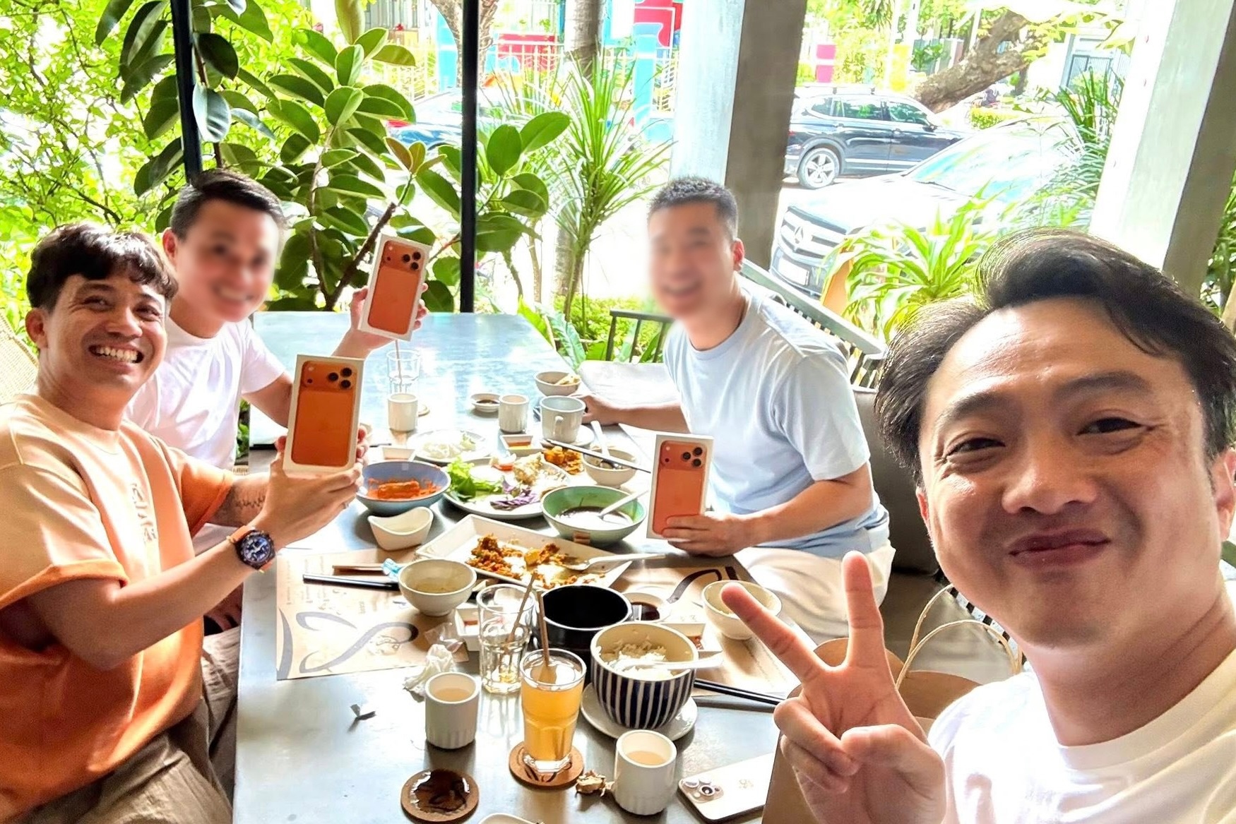 Doanh nhan Nguyen Quoc Cuong mua iPhone 17 tang ban be hinh anh