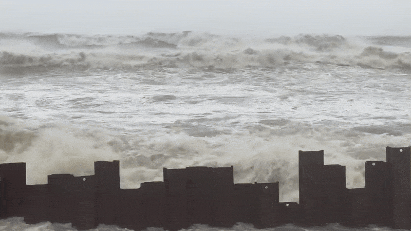 Đà Nẵng mưa trắng trời, biển Quy Nhơn dậy sóng vì bão số 13 Kalmaegi