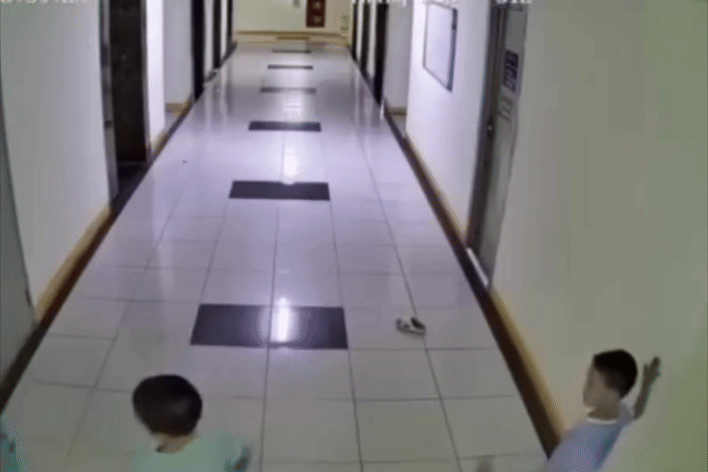 Cha me tre em nem dep gay te liet thang may phai boi thuong ra sao hinh anh