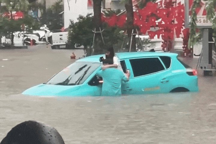 Canh tai xe be khach qua cua so taxi giua pho Ha Noi ngap sau hinh anh