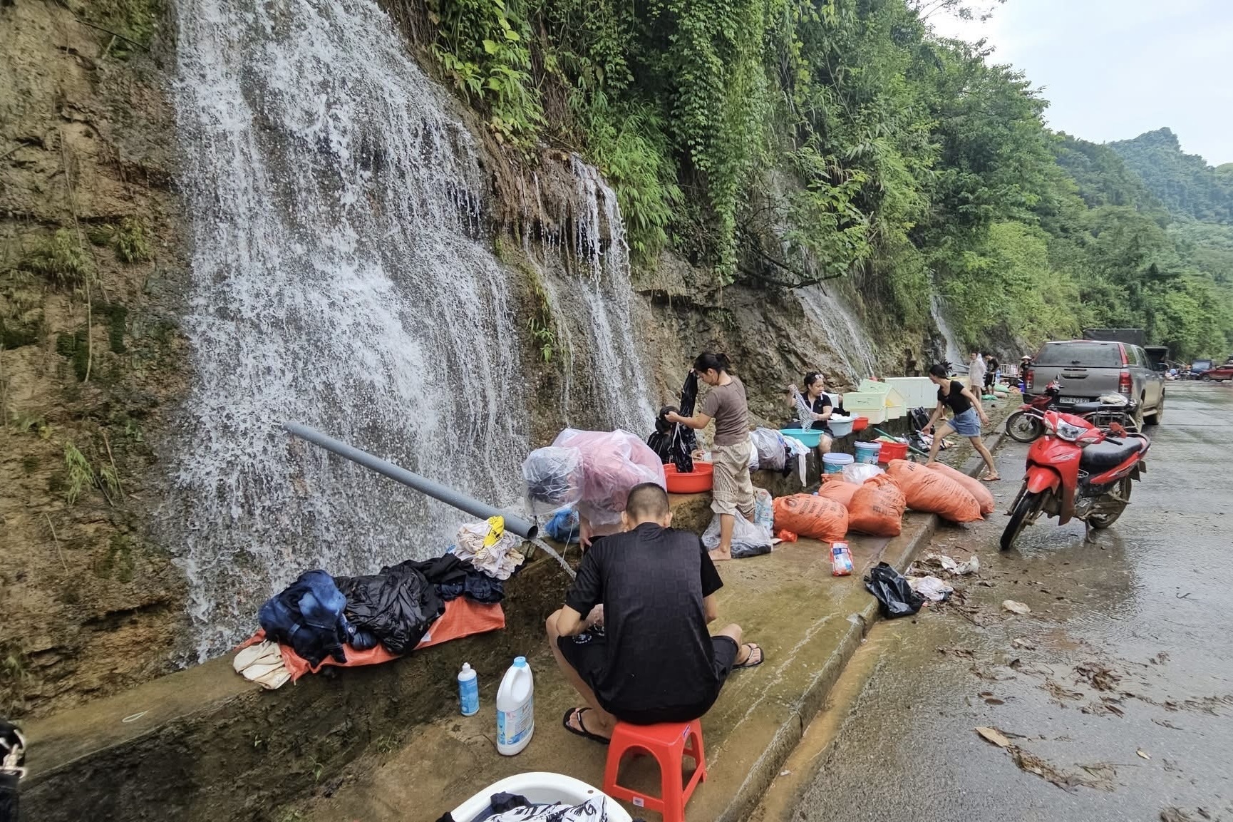 Ca lang tua ra duong tam, giat sau ngap lut o Tuyen Quang hinh anh
