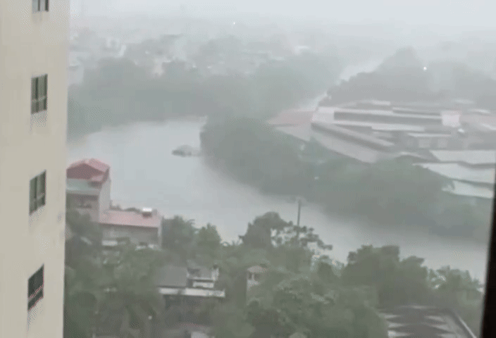 8 giay tia set 'ruc lua' kinh hoang o Ha Noi hinh anh