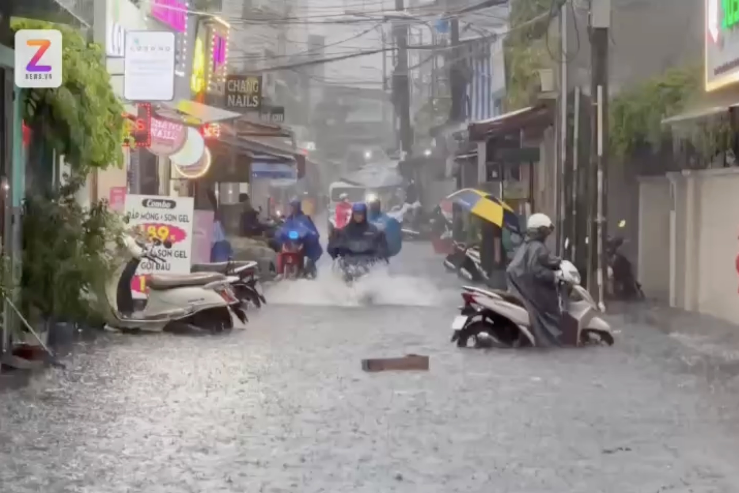 Mua lon o TP.HCM, nguoi dan chat vat loi nuoc ve nha hinh anh