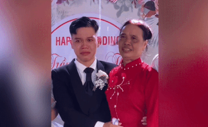 Chu re om chat ba ngoai, khoc nuc no trong dam cuoi gay sot hinh anh