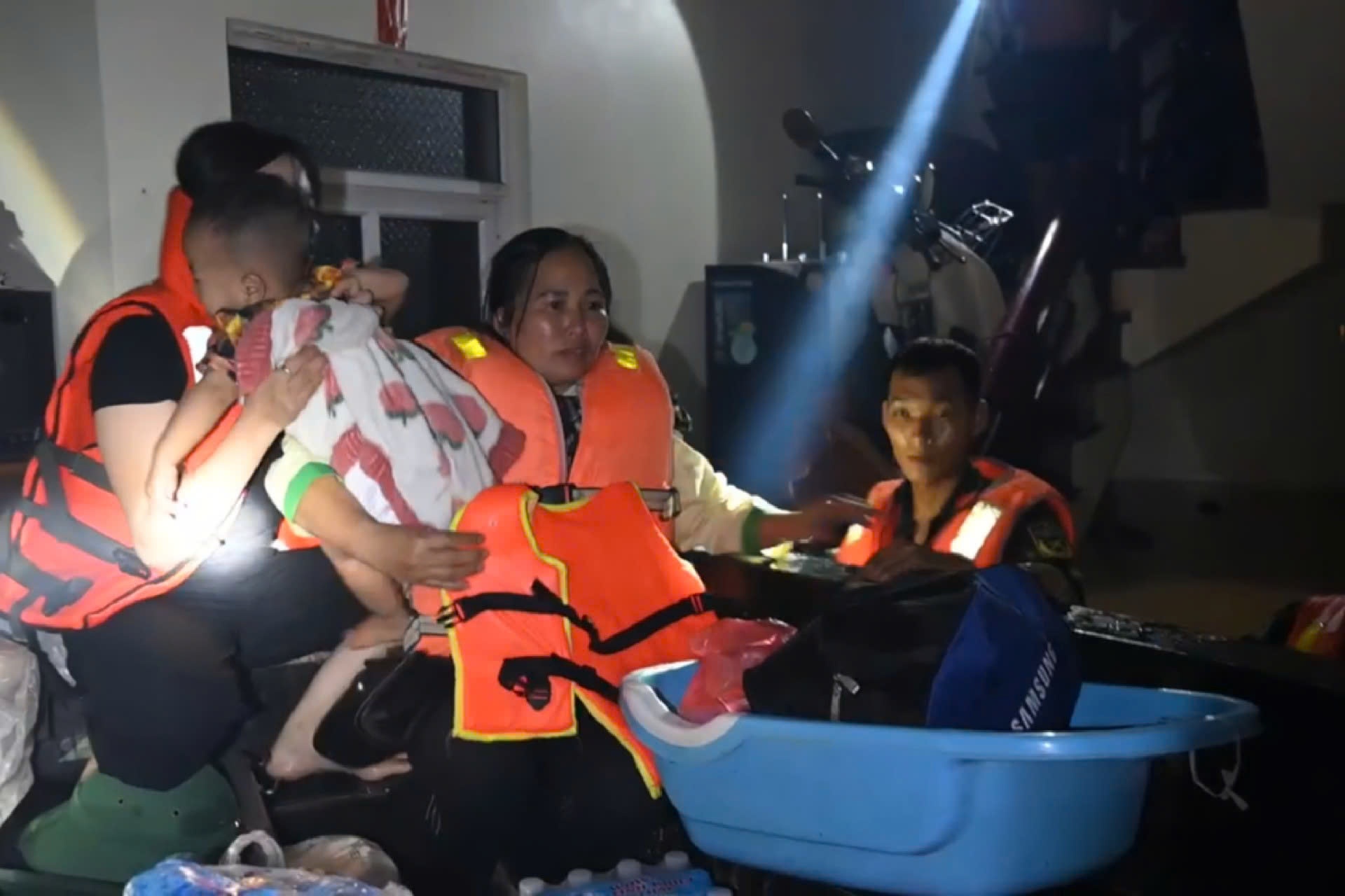 Quan doi giai cuu san phu, tre nho khoi vung ngap bi co lap o Ha Noi hinh anh