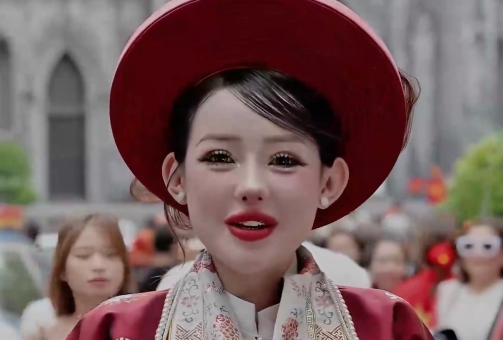 DJ Ngan 98 lien tuc vap tranh cai truoc khi bi bat hinh anh