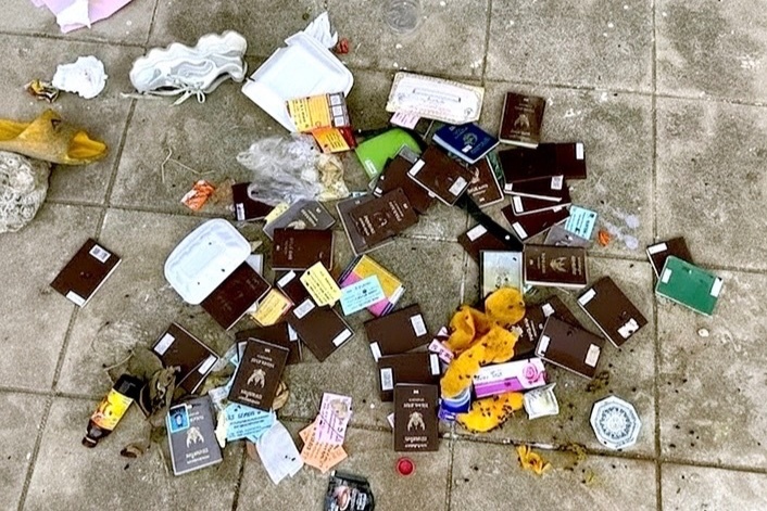 Anh ho chieu bi vut la liet trong thung rac o Campuchia gay soc hinh anh