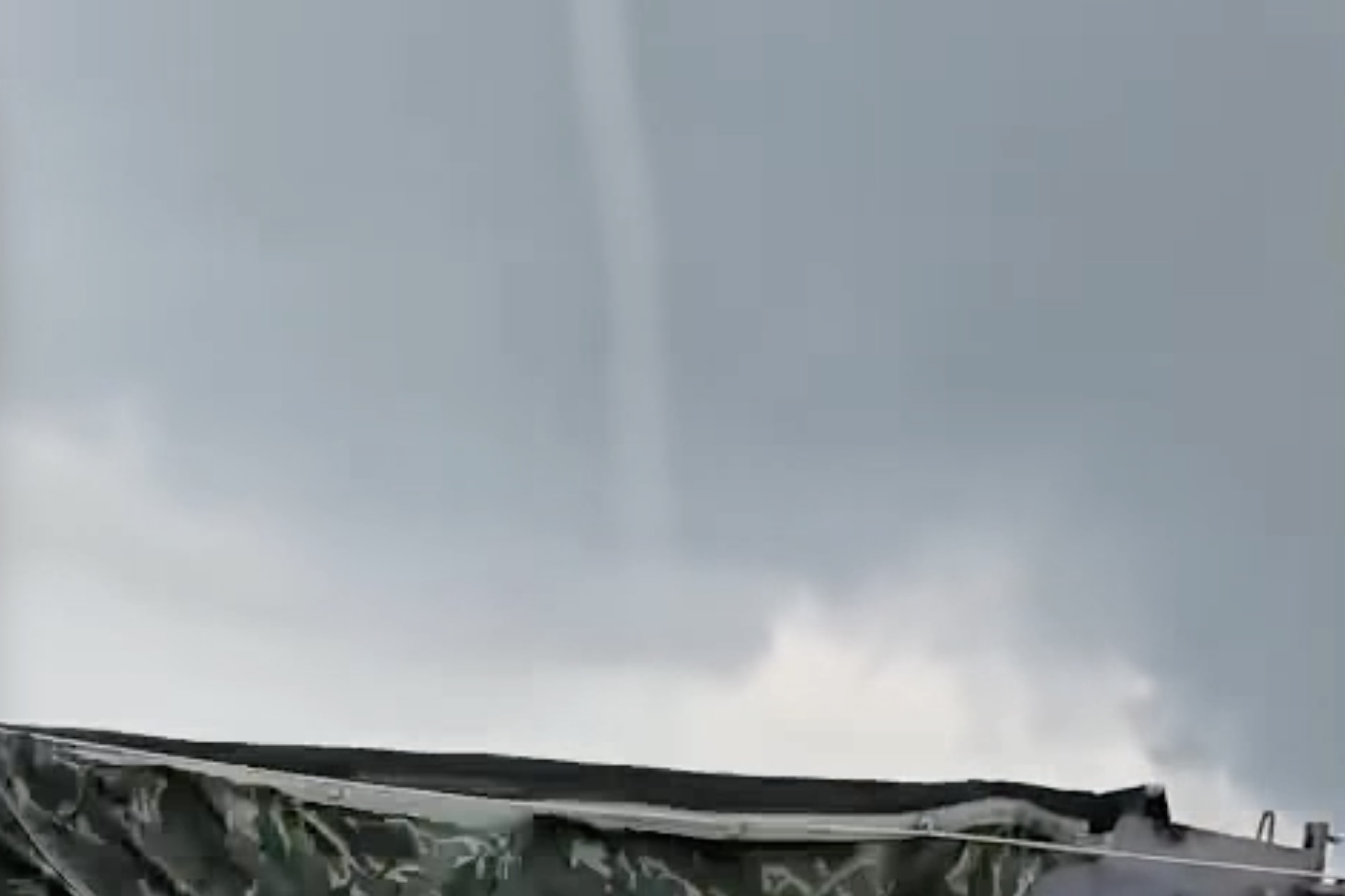 Can canh loc xoay xuat hien bat ngo o Ha Tinh hinh anh