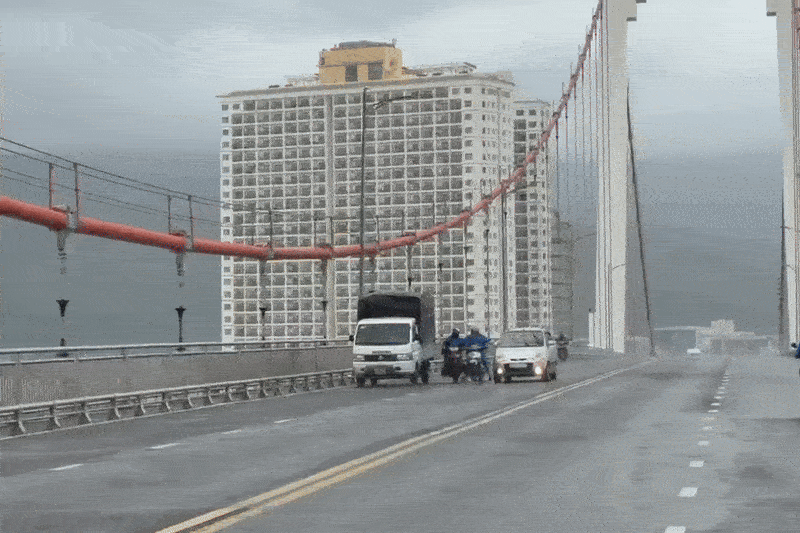 Ôtô che chắn gió lớn cho xe máy qua cầu ở Đà Nẵng