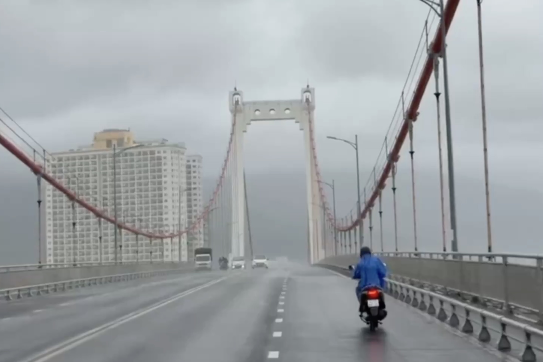 Khoanh khac oto chan gio cho xe may qua cau o Da Nang hinh anh