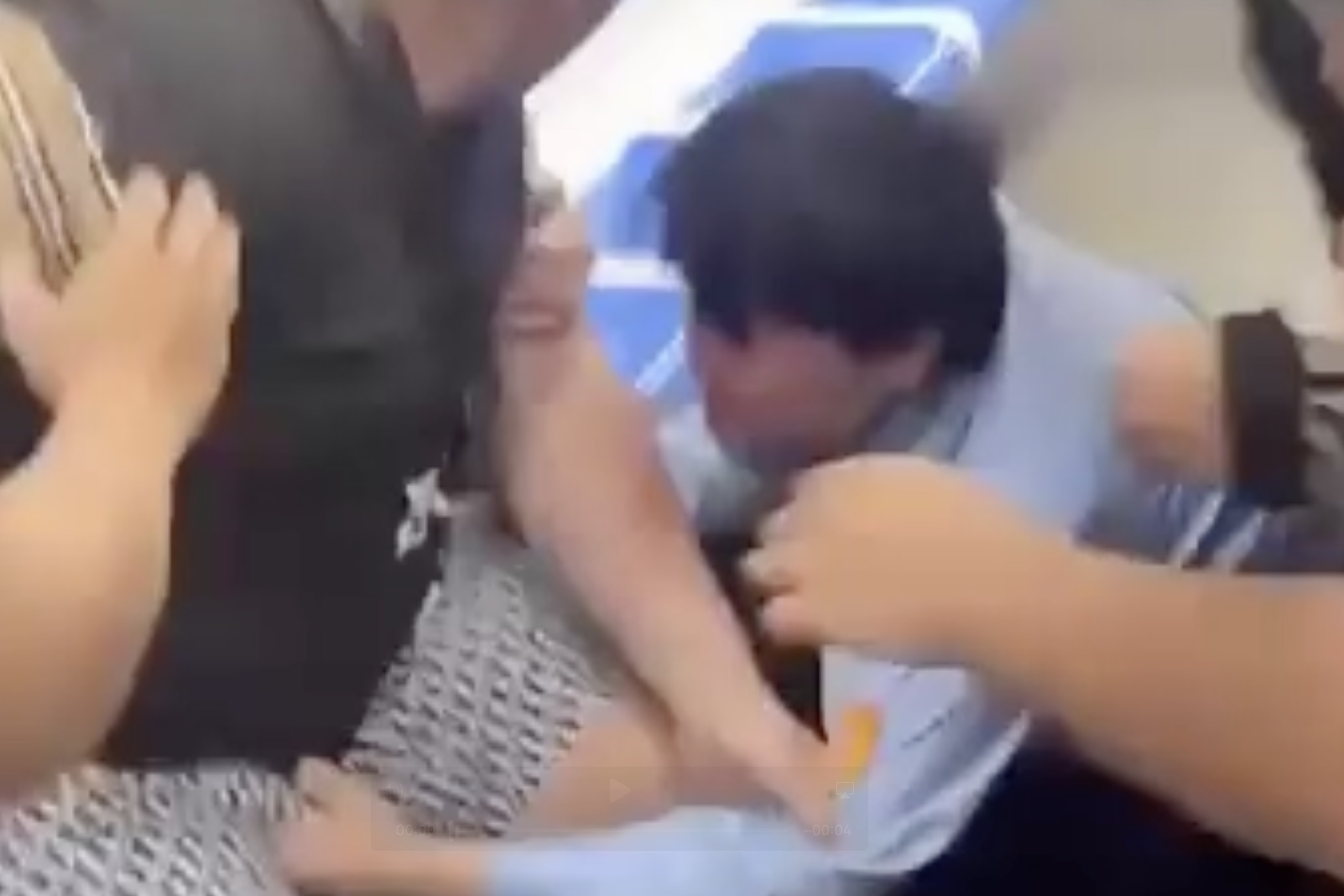 Canh nam bao ve tau metro TP.HCM bi khach danh toi tap hinh anh