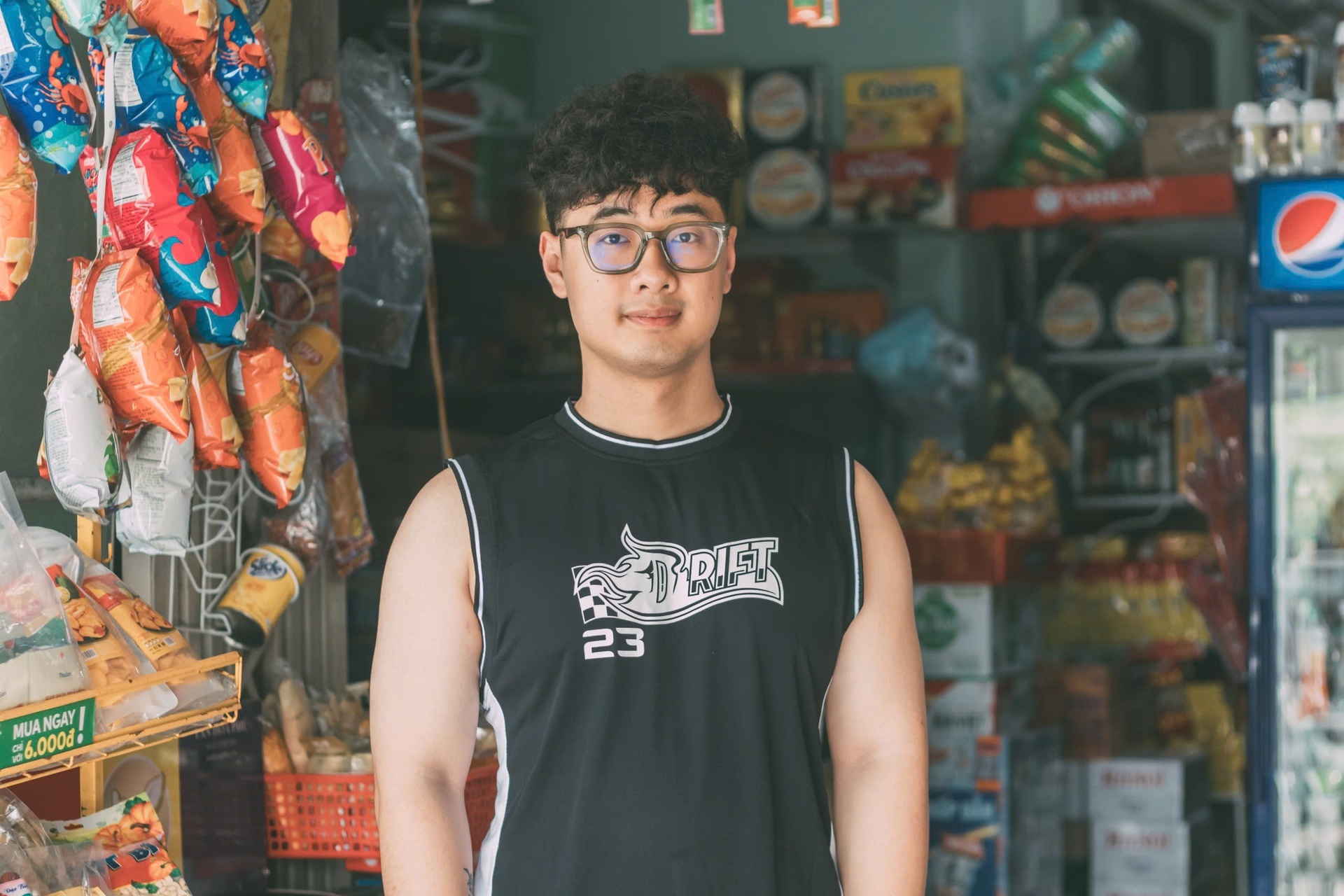 Nguoi tre bo viec van phong, ve nha giup bo me ban thit heo, tap hoa hinh anh