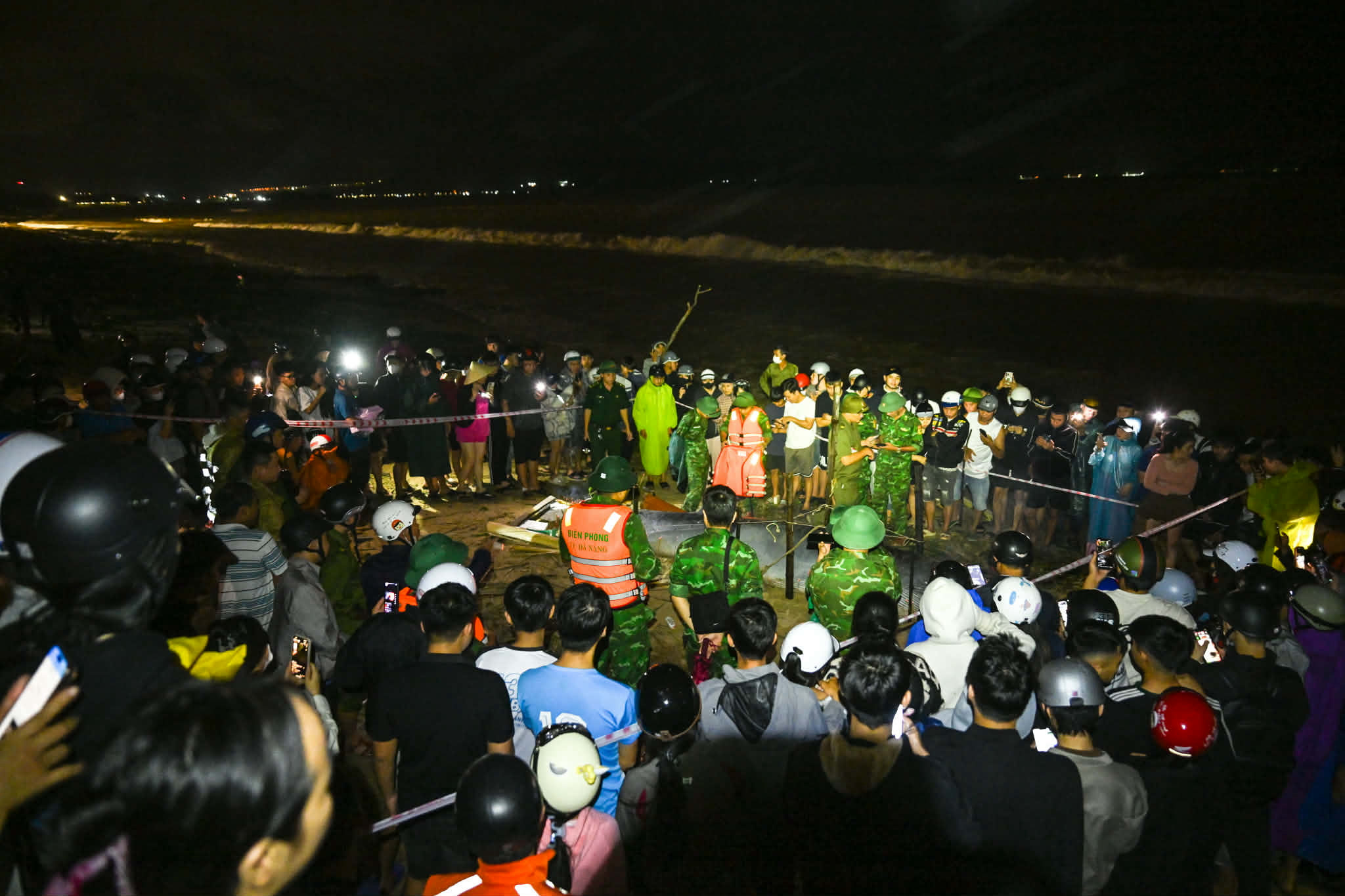 Nguoi dan vay kin xem xac ca Ong dat vao bo bien Da Nang hinh anh