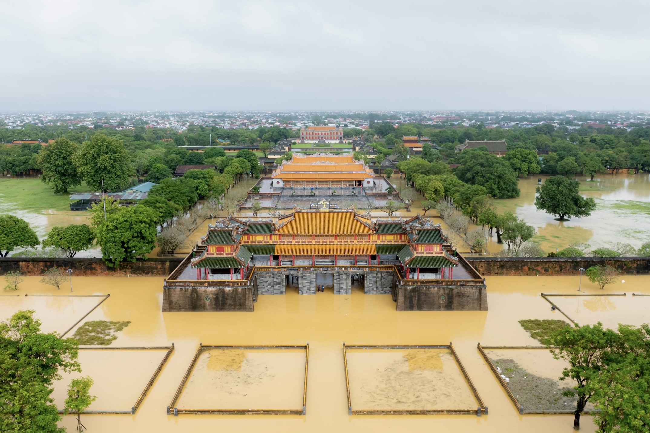 Hue, Da Nang hung nang sau chuoi ngay mua dam de, Hoi An van ngap nang hinh anh