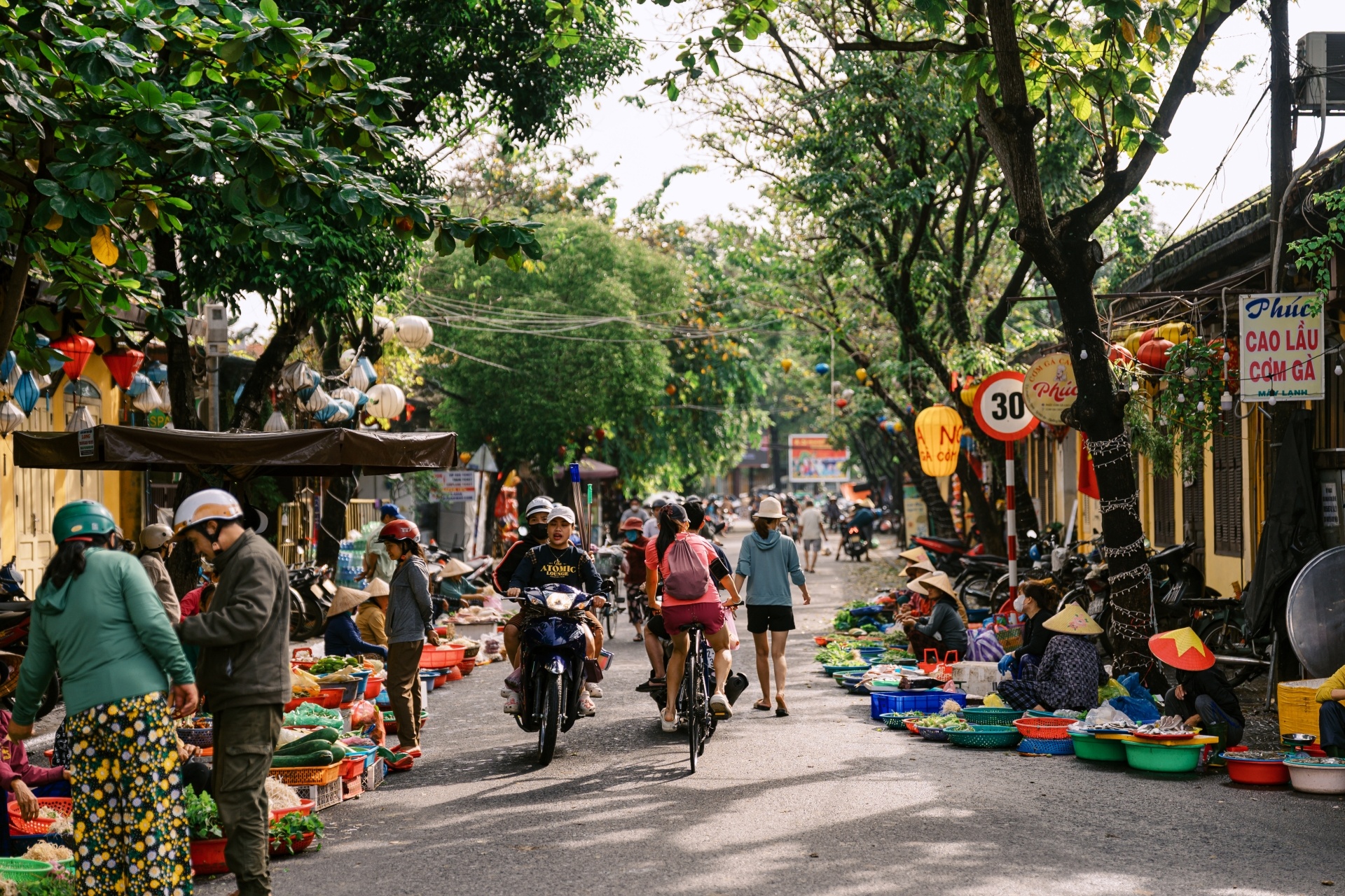 Cho Hoi An hom qua ngap toi noc, nay buon ban tap nap tro lai hinh anh