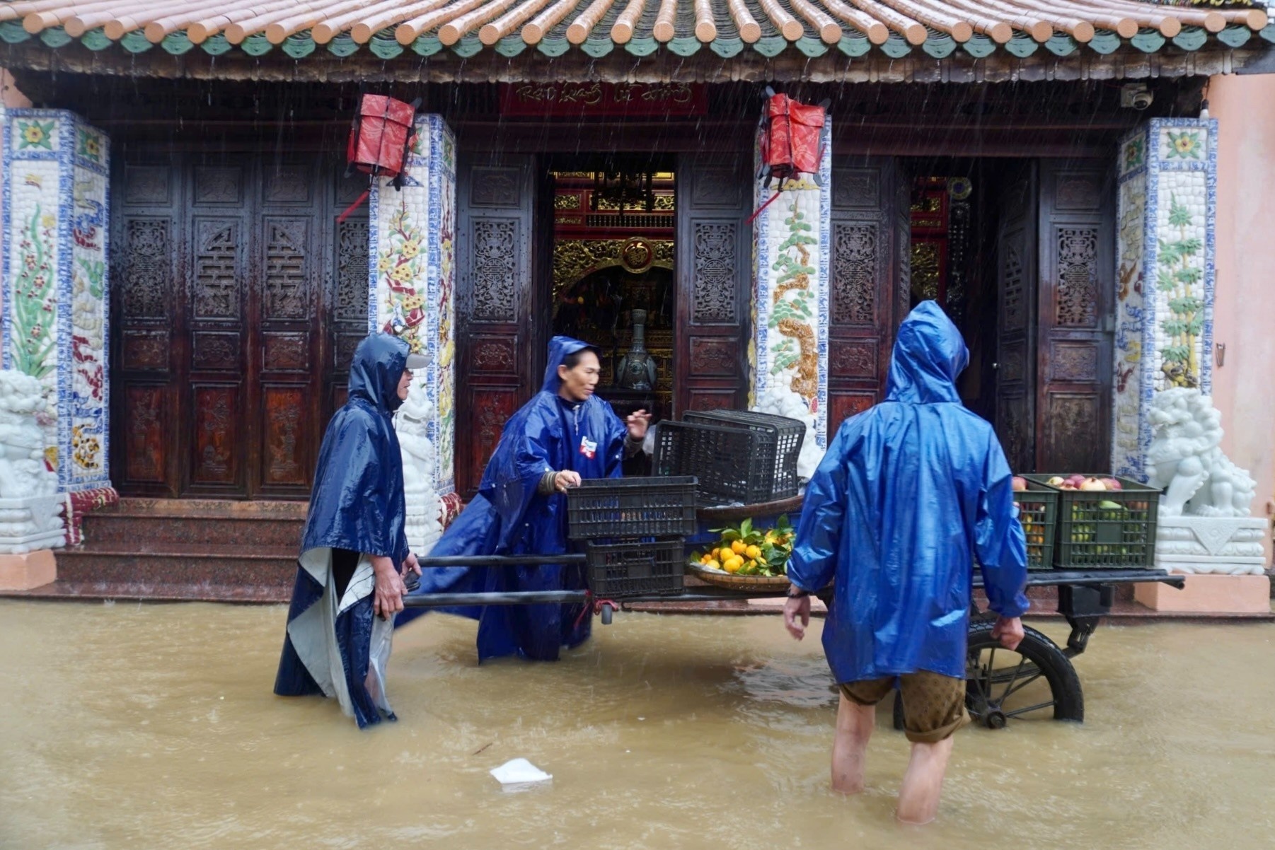 Vua don bun hom qua, nay nguoi dan Hue lai hi huc chay lu lan 3 hinh anh