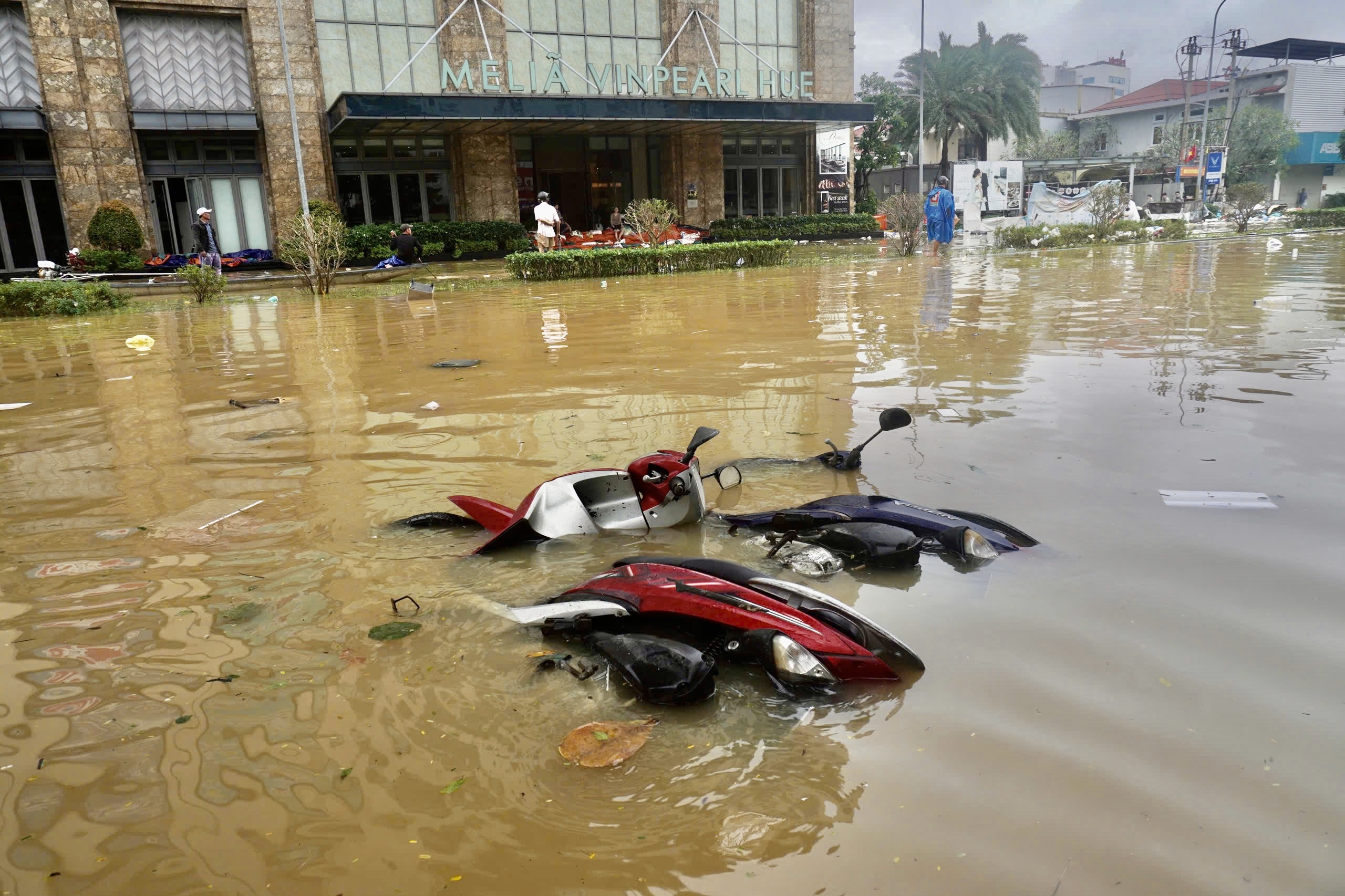 Khu do thi dat do nhat Hue chim trong bien nuoc hinh anh