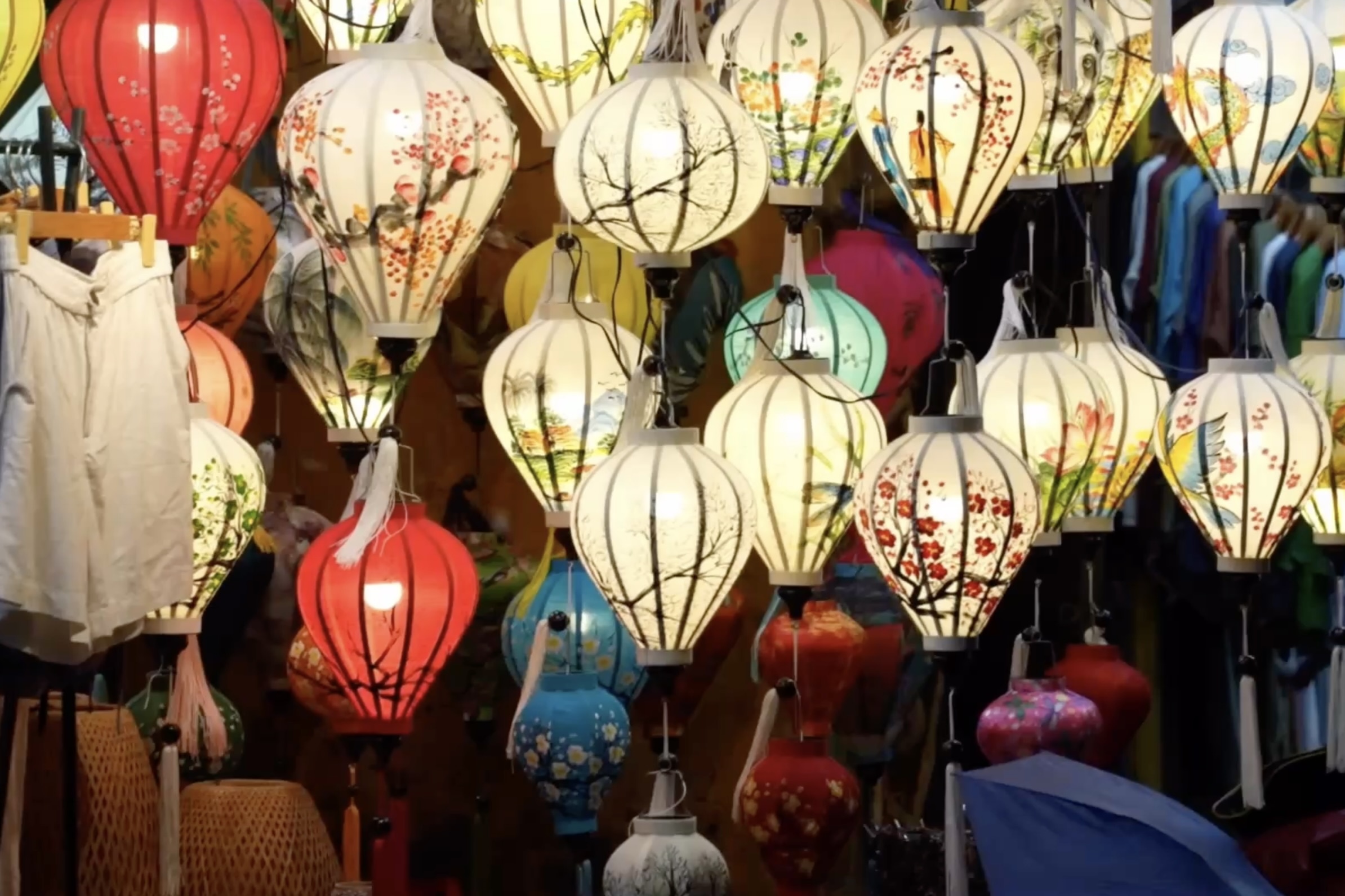 Hoi An ruc ro dem truoc con 'lu chong lu' hinh anh