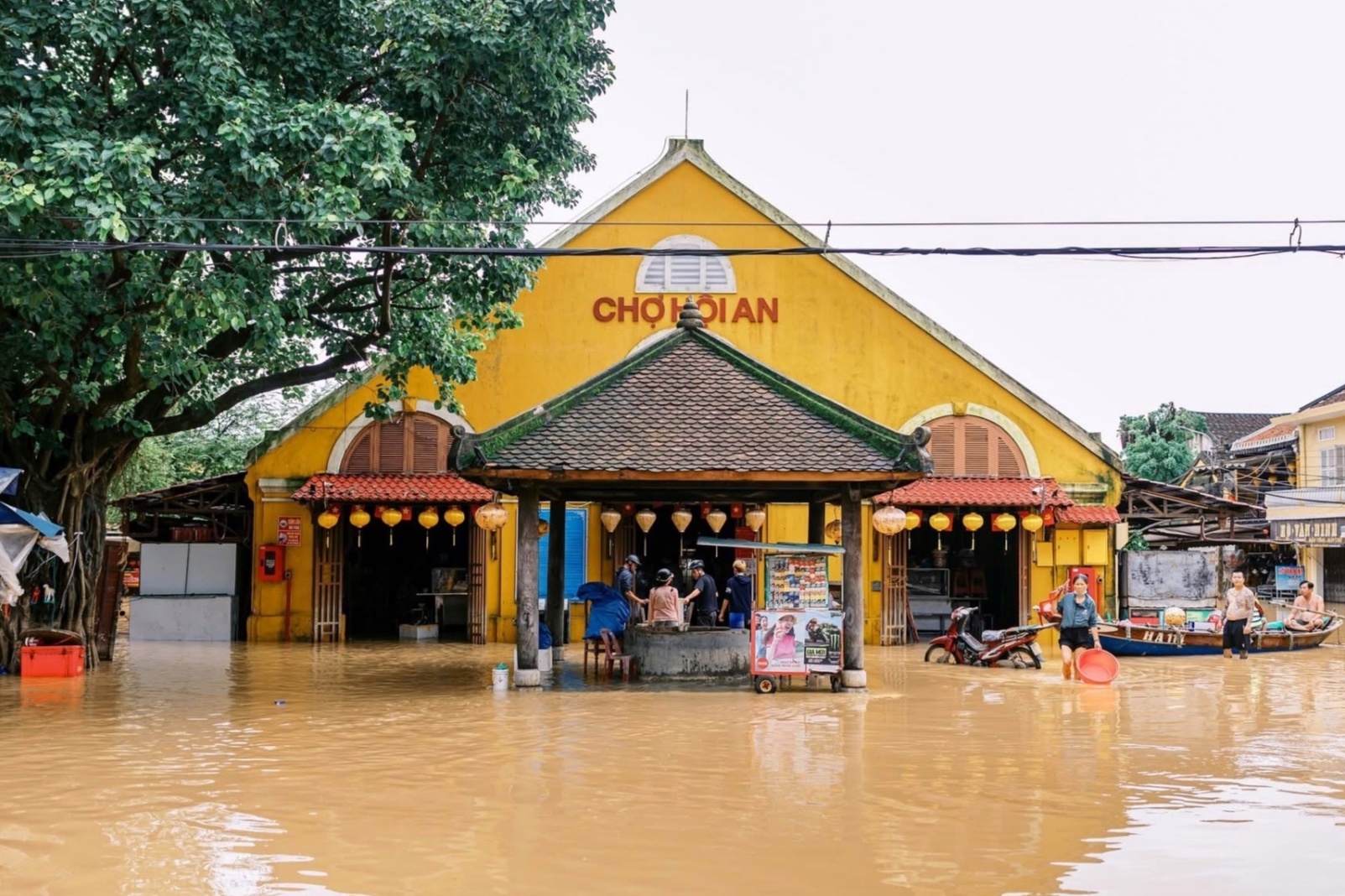 Cho Hoi An vua buon ban tap nap mot ngay lai phai dong cua 'chay lu' hinh anh