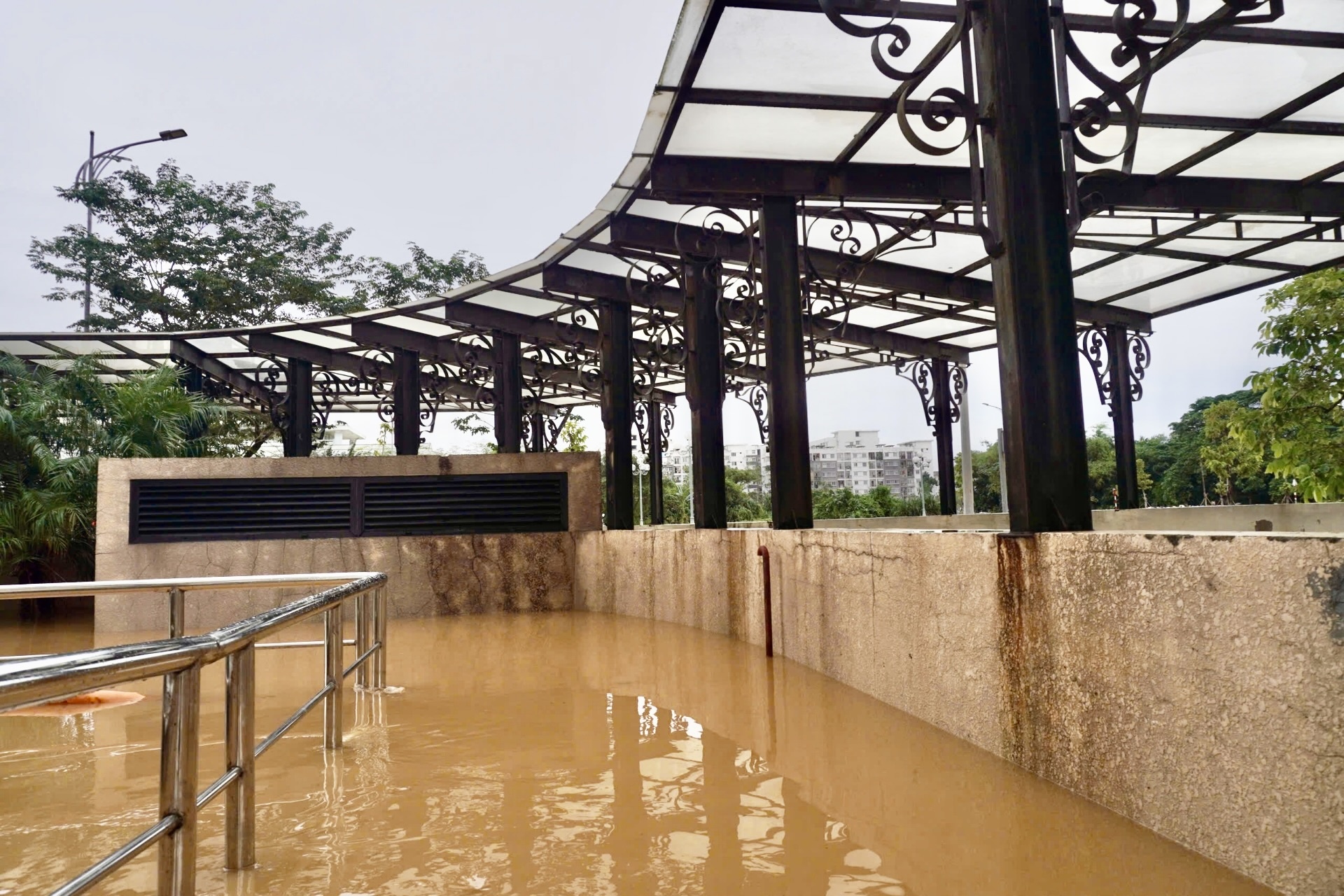 Ham chung cu o Hue ngap qua noc, oto bi nhan chim 'mat dang' hinh anh