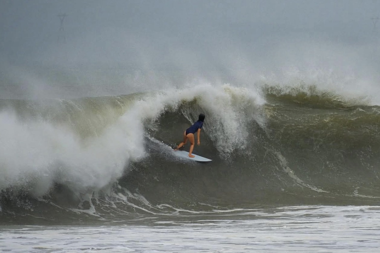 Du khach vo tu luot song tren bien Nha Trang truoc bao so 13 Kalmaegi hinh anh