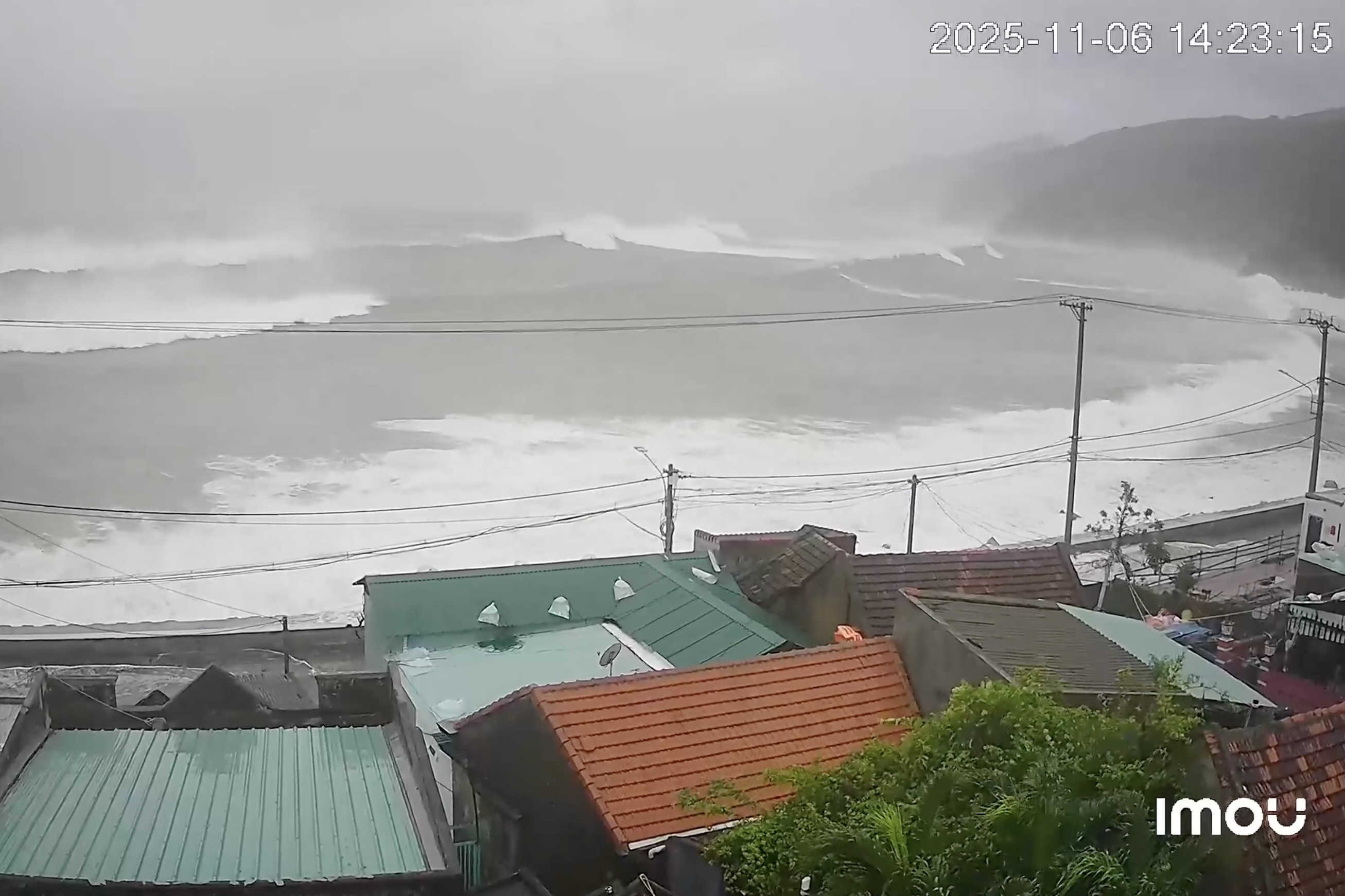 Bien Quy Nhon day song truoc khi bao Kalmaegi do bo hinh anh