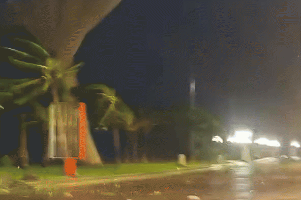 Sap cot den trang tri quang truong o Quy Nhon khi bao Kalmaegi do bo hinh anh