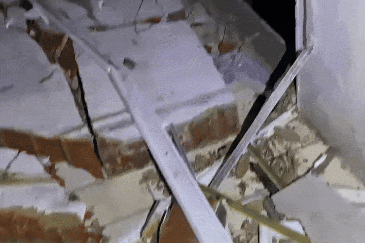 Bao so 13 Kalmaegi quet qua Quy Nhon, sap tuong mot chung cu hinh anh