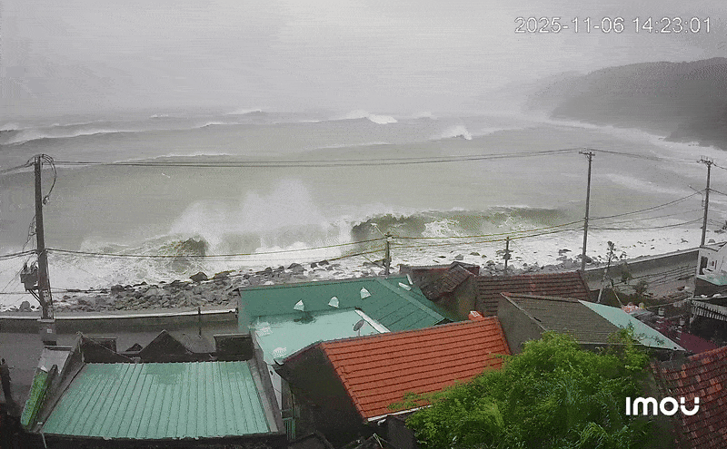 Bien Quy Nhon day song truoc khi bao Kalmaegi do bo hinh anh