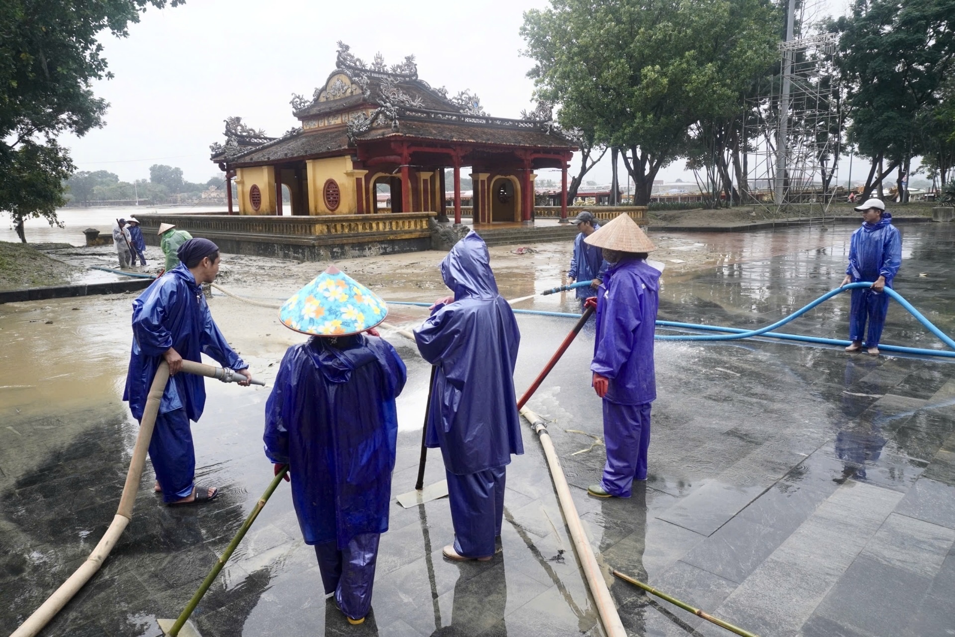 con lu lich su hue anh 1