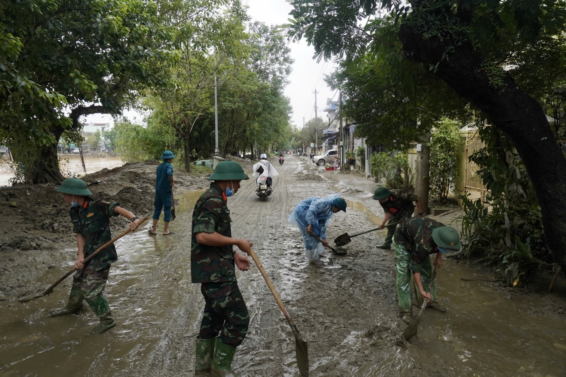 con lu lich su hue anh 8